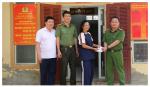 Trao trả tài sản bị đánh rơi ở sân bay cho người dân