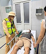 Cảnh sát giao thông hỗ trợ bệnh nhân suy tủy nặng kịp thời đi cấp cứu tại bệnh viện