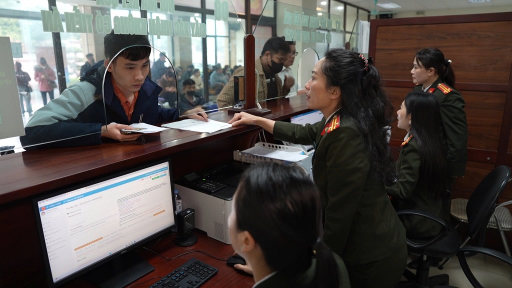 Người dân hài lòng khi đến làm thủ tục cấp lý lịch tư pháp