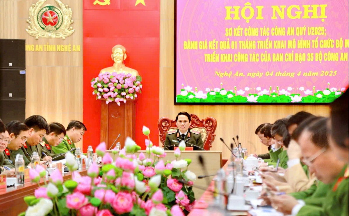 Đồng chí Thiếu tướng Bùi Quang Thanh - Ủy viên Ban Thường vụ Tỉnh ủy, Bí thư Đảng ủy, Giám đốc Công an tỉnh chủ trì Hội nghị tại điểm cầu Công an tỉnh Nghệ An