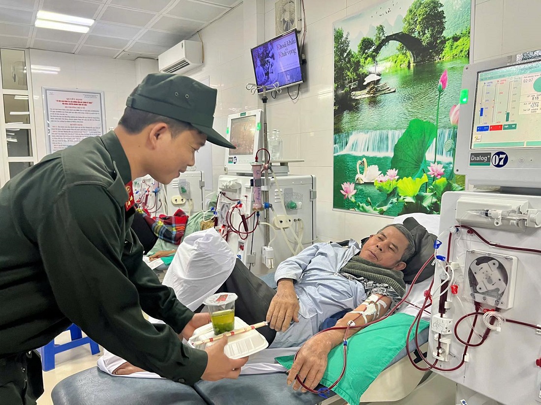Các cán bộ trao tận tay người bệnh những suất cơm đong đầy tình yêu thương