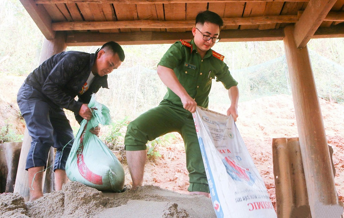 Trước thực tế đó, Công an xã Lượng Minh đã huy động lực lượng cùng với người dân mang vác vật liệu giúp gia đình ông Hiệp triển khai xây dựng ngôi nhà mới an toàn, kiên cố hơn.  