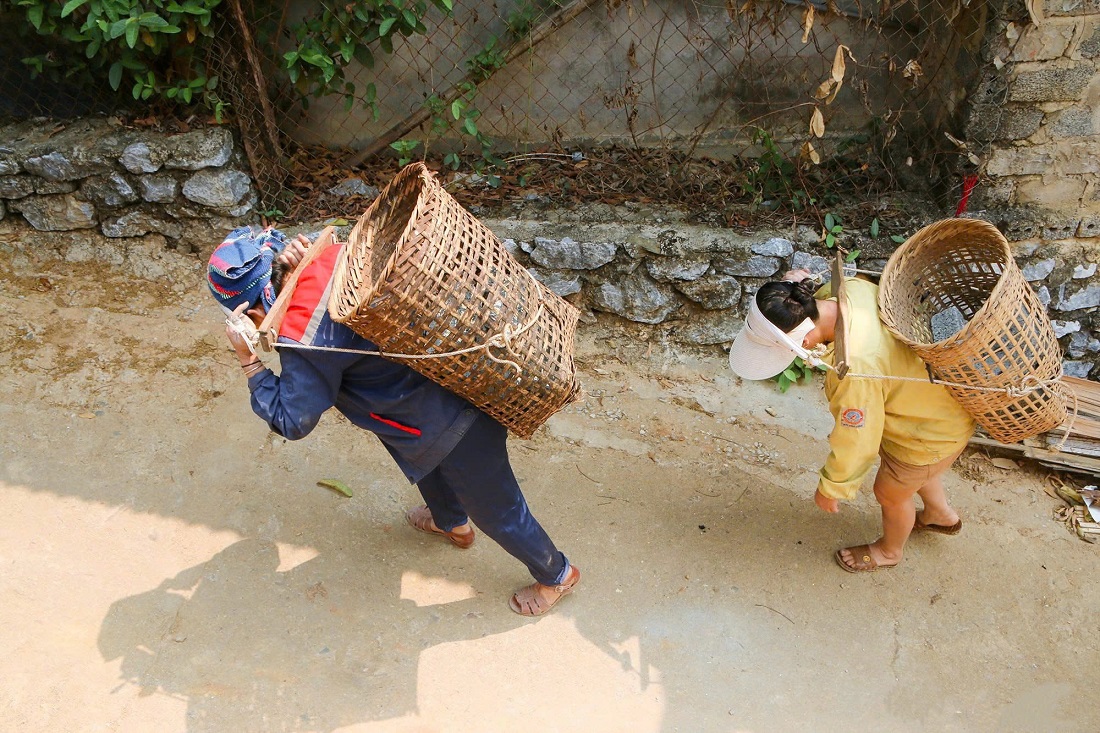 Ngoài lực lượng Công an xã, thì chị em cũng hăng hái tham gia hỗ trợ các người nghèo vận chuyển vật liệu