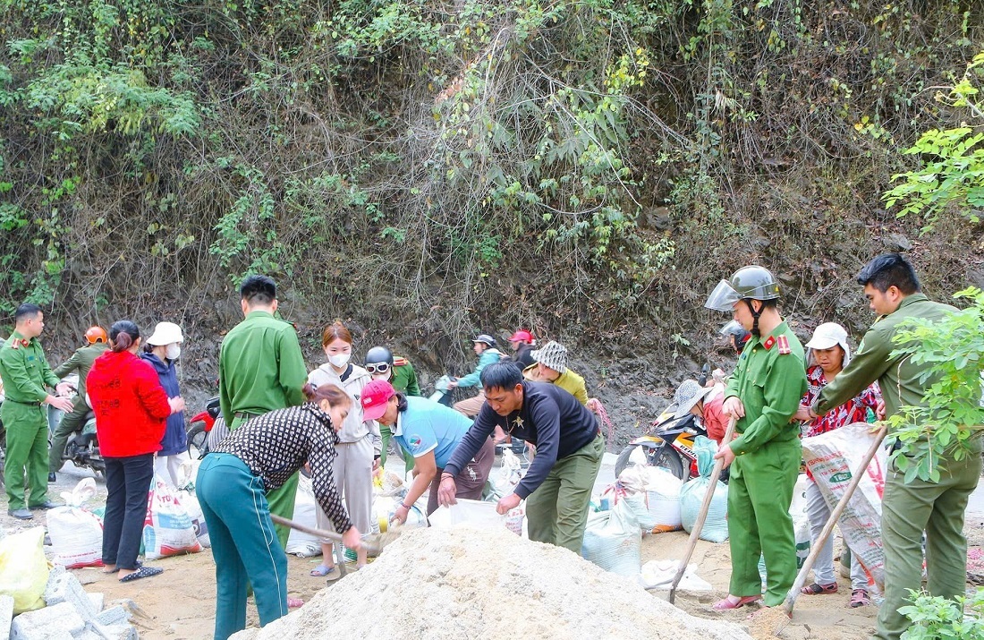 Hoạt động này đã thể hiện tình dân quân gắn bó, đùm bọc