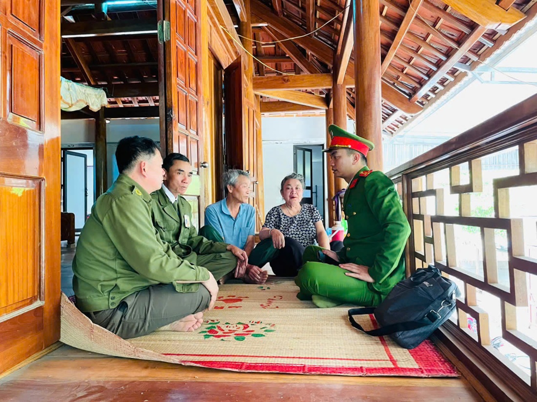 Anh Vi Văn Thường cùng lực lượng Công an xã Tiền Phong bám dân, bám bản