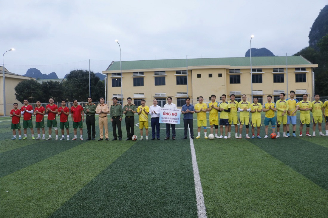 Đồng chí Đại tá Trần Hồng Quang, Phó Bí thư Đảng uỷ, Phó Giám đốc Công an tỉnh trao biểu trưng ủng hộ  bà con nghèo tại huyện Con Cuông