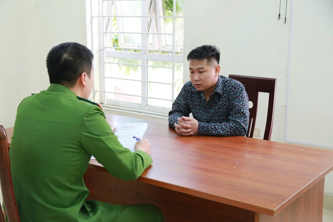 Cơ quan Công an lấy lời khai một trong các đối tượng