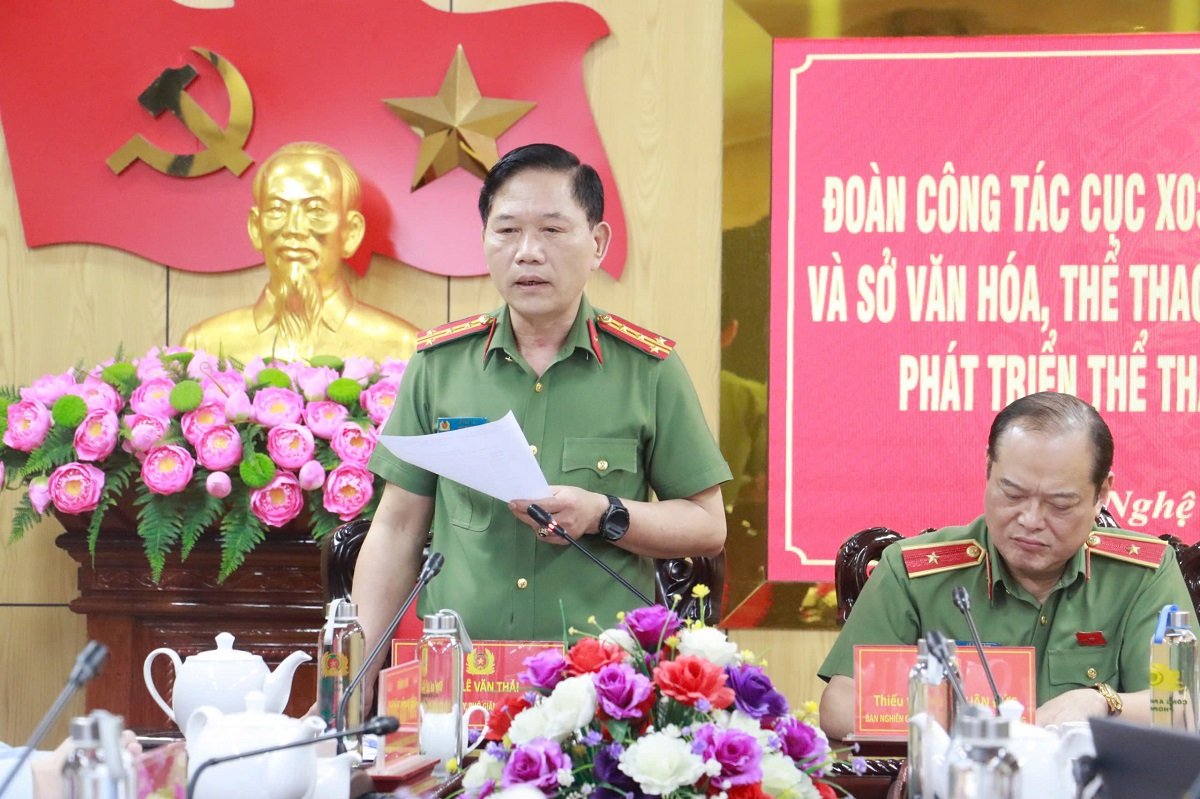 Đồng chí Đại tá Lê Văn Thái – Phó Giám đốc Công an tỉnh Nghệ An phát biểu tại buổi làm việc