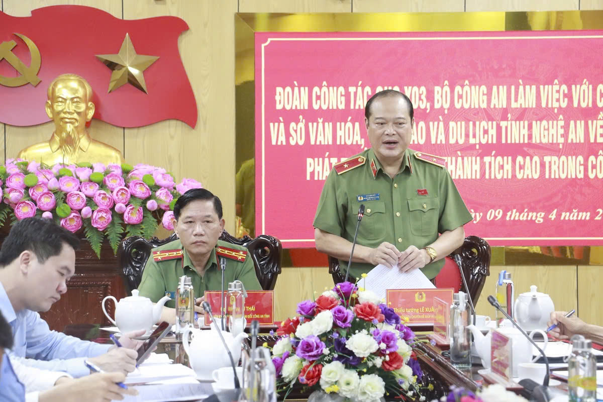 Đồng chí Thiếu tướng Lê Xuân Đức - Ban Nghiên cứu chuyên đề giúp việc Bộ trưởng phát biểu tại buổi làm việc