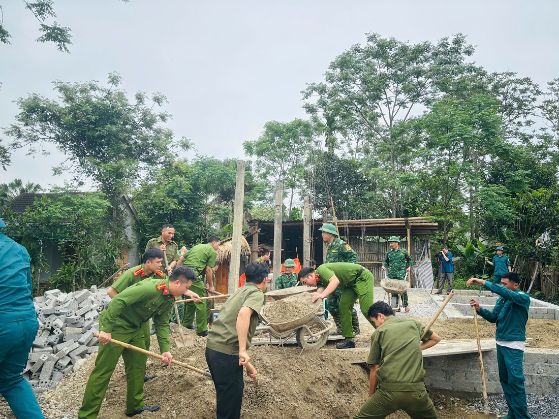 Công an xã Môn Sơn tích cực phối hợp với các lực lượng xây dựng, sửa chữa nhà cho người nghèo