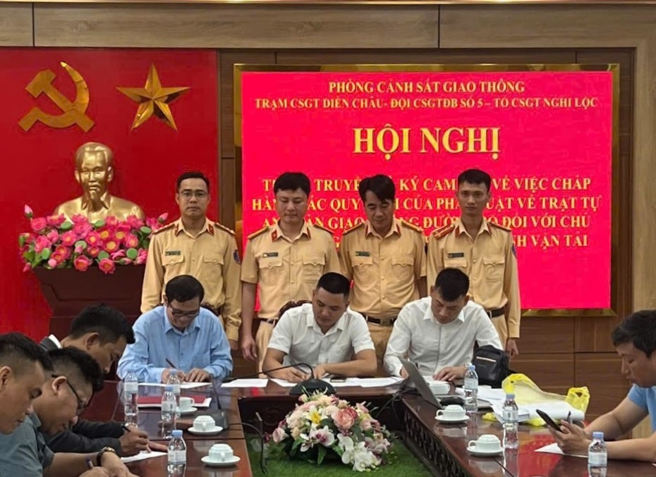 Ký cam kết chấp hành các quy định về TTATGT với chủ doanh nghiệp, lái xe trên địa bàn huyện Nghi Lộc