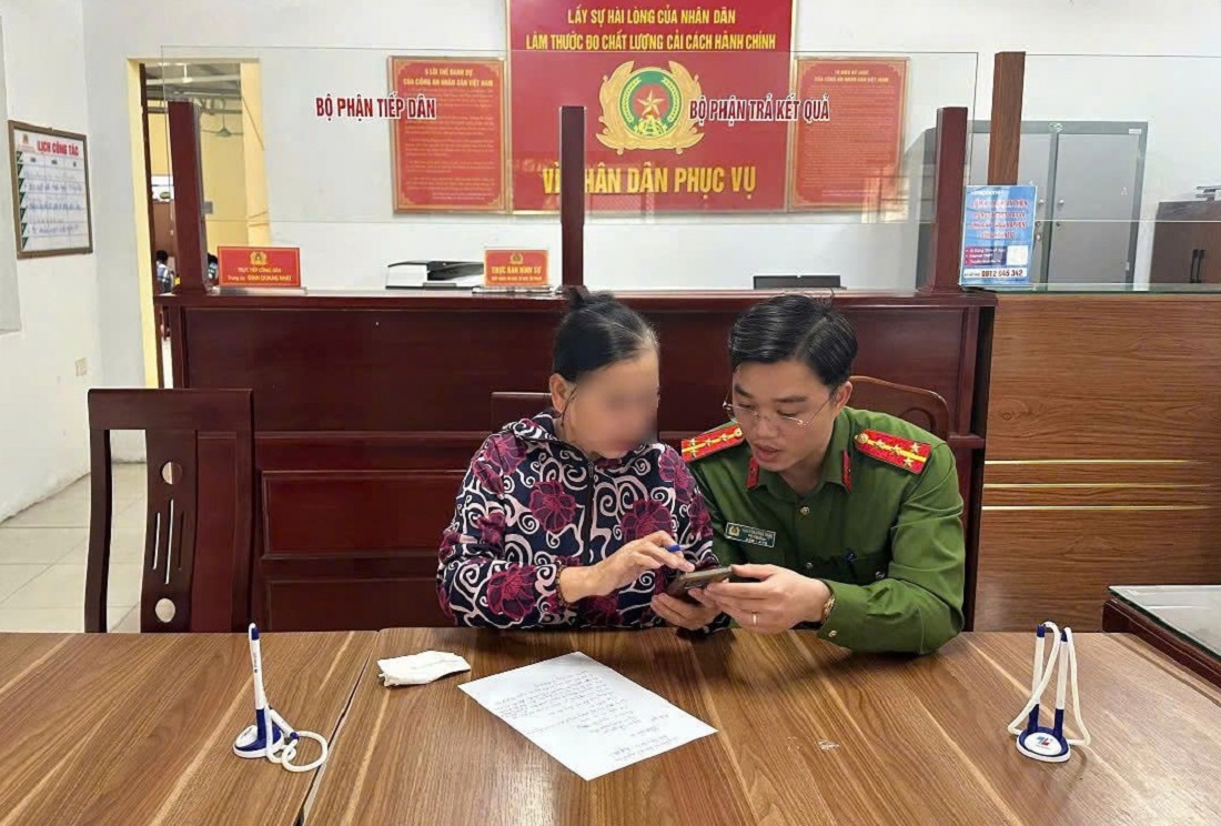 Đại úy Nguyễn Công Thận, Phó Trưởng Công an phường Quỳnh Thiện giải thích cho bà T.T.Tr. về việc bà bị đối tượng lạ mặt lừa đảo chiếm đoạt tài sản