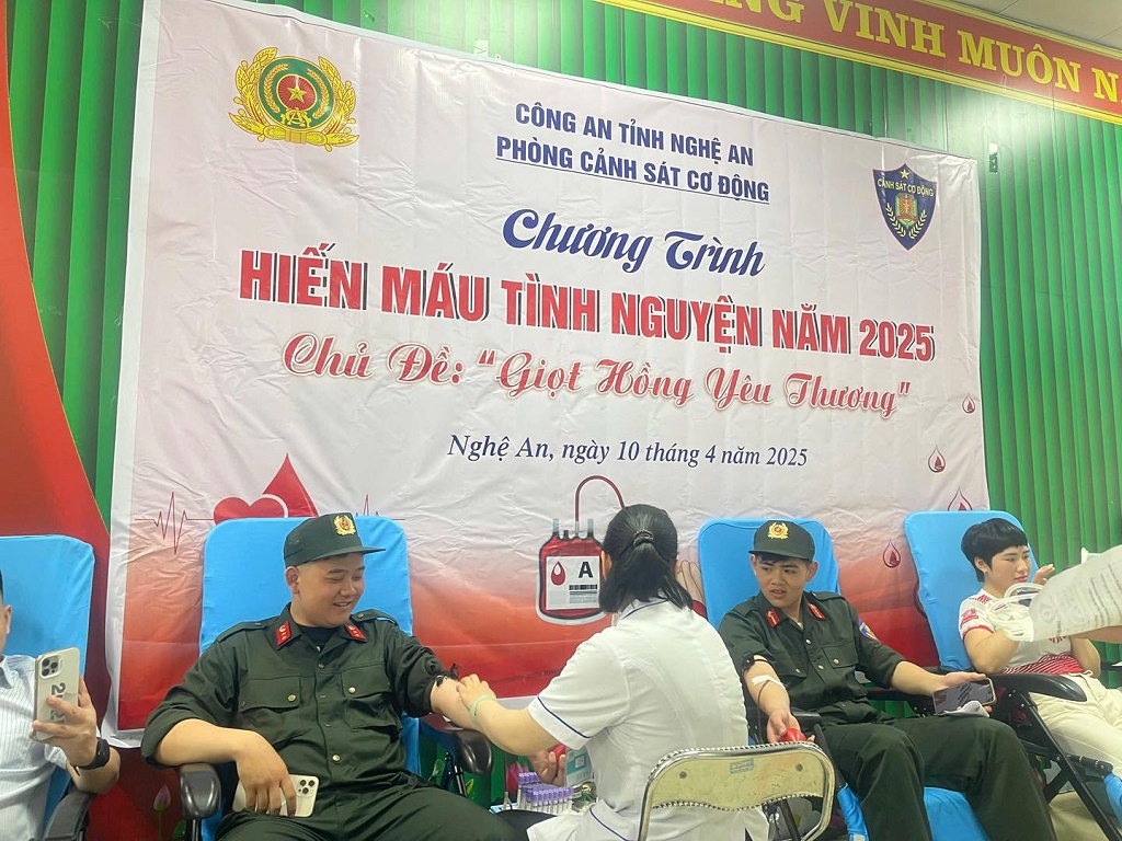 Các chiến sỹ hưởng ứng tham gia hoạt động hiến máu