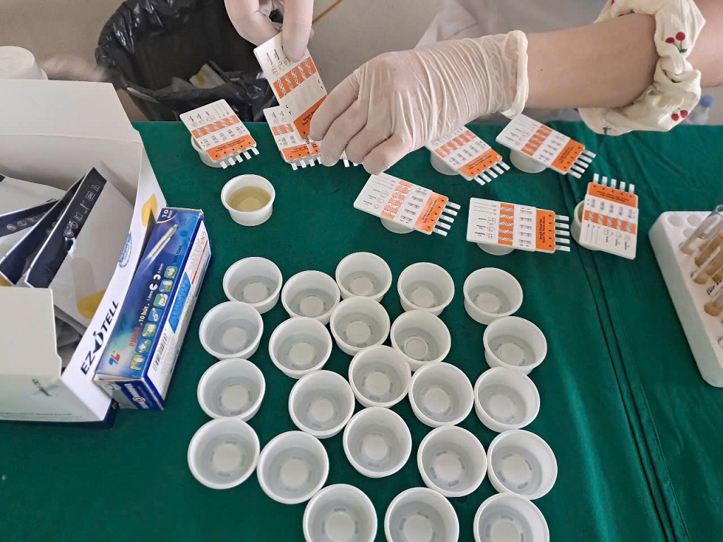 Các công nhân được cơ sở y tế địa phương lấy mẫu