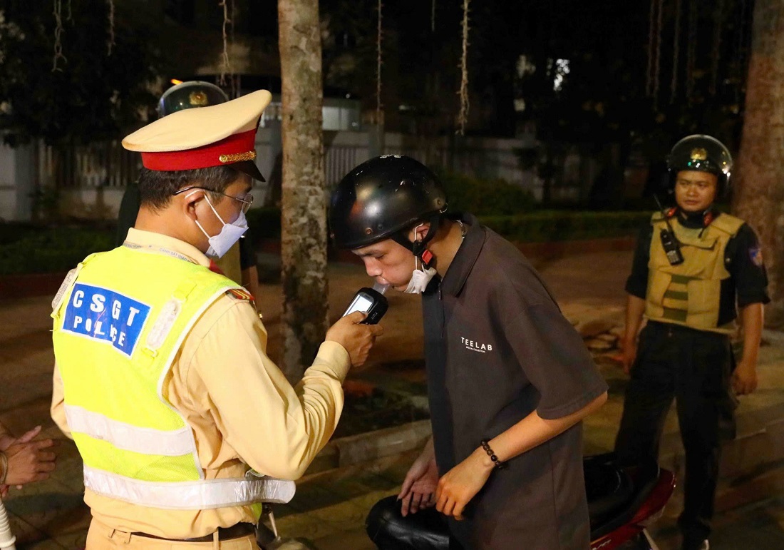 Lực lượng Cảnh sát giao thông Công an TP Vinh phối hợp Phòng Cảnh sát cơ động Công an tỉnh kiểm tra nồng độ cồn trên địa bàn thành phố Vinh