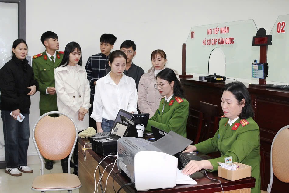 Duy trì quân số trực tại Bộ phận một cửa để tiếp nhận, giải quyết các thủ tục hành chính cấp bách cho người dân trong dịp lễ