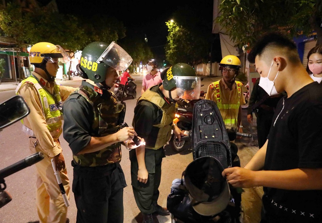 Lực lượng Cảnh sát cơ động phối hợp lực lượng Cảnh sát giao thông tăng cường tuần tra, kiểm soát, xử lý nghiêm các loại tội phạm và hành vi vi phạm pháp luật