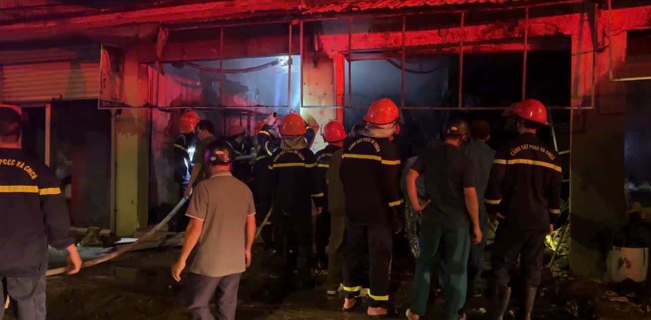 Lực lượng chức năng triển khai nhiều biện pháp nghiệp vụ kịp thời dập tắt đám cháy