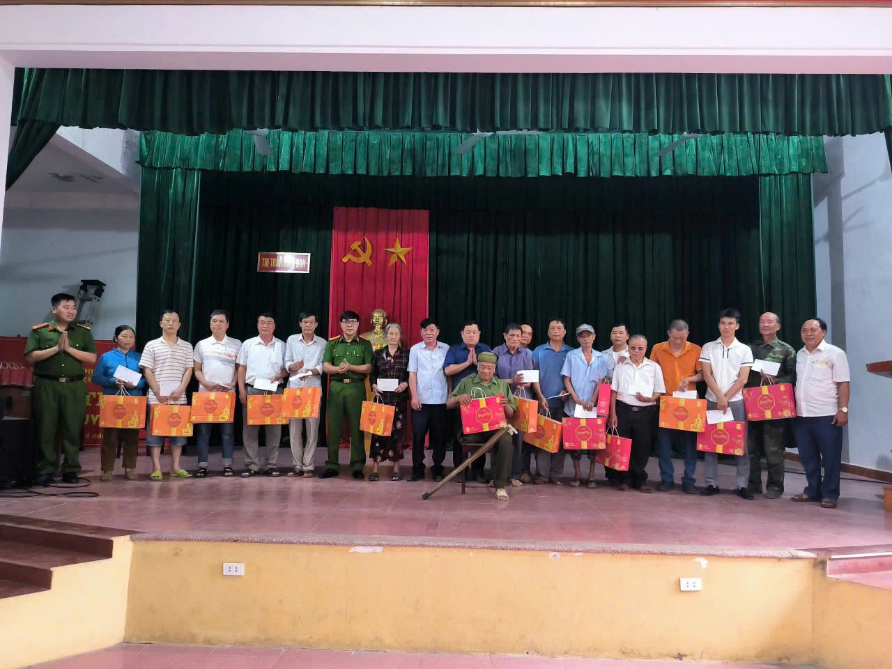 Công an thị trấn Nam Đàn trao 20 suất quà tặng 13 thân nhân các gia đình liệt sĩ và 07 thương binh trên địa bàn