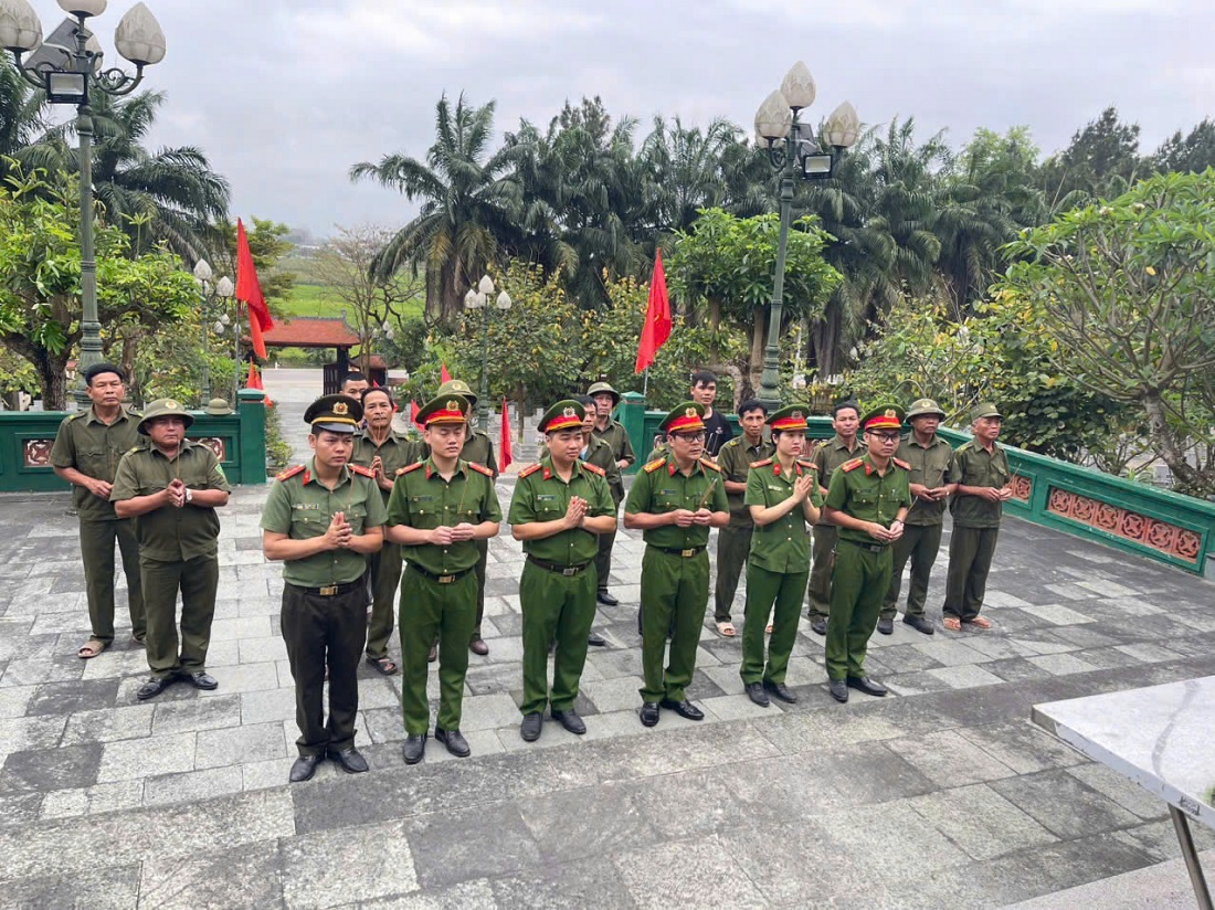Công an thị trấn Nam Đàn đã đến dâng hoa, dâng hương tại nghĩa trang liệt sĩ huyện Nam Đàn
