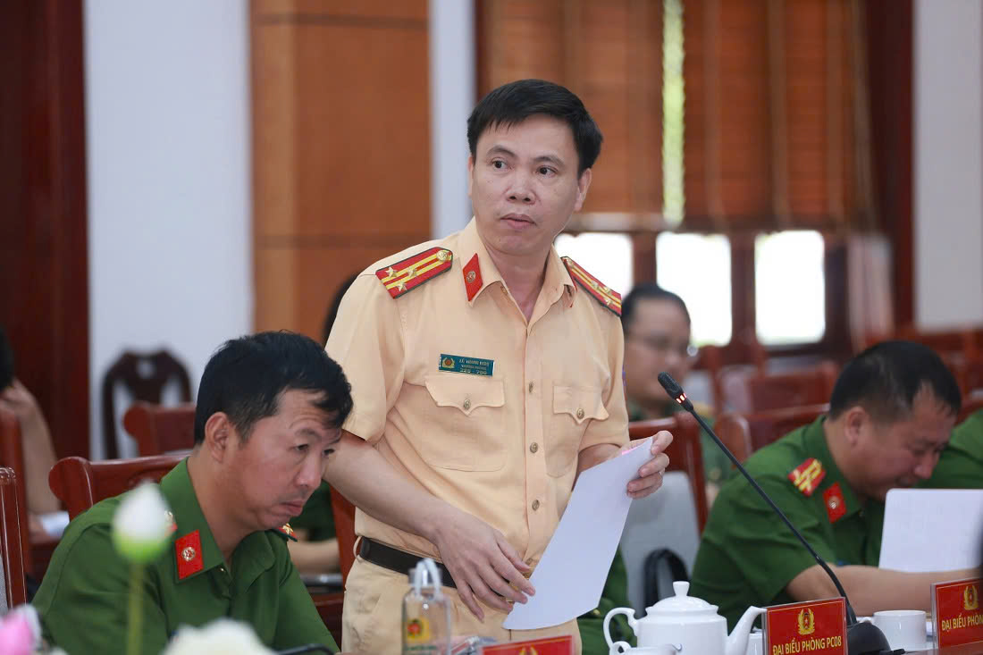 Đại diện lãnh đạo các phòng chức năng phát biểu