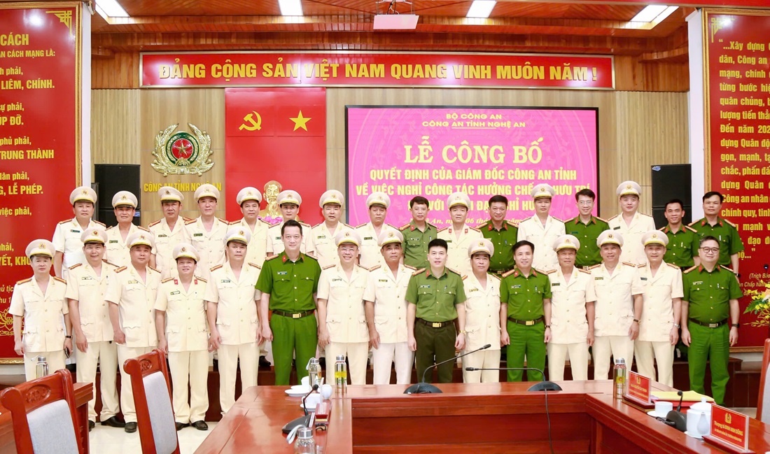 Công bố quyết định của Giám đốc Công an tỉnh về việc nghỉ công tác chờ hưởng chế độ hưu trí đối với lãnh đạo, chỉ huy