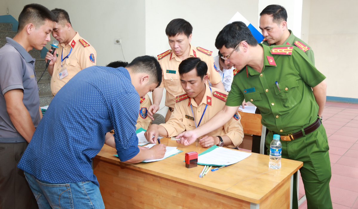 Công an Nghệ An tổ chức thành công kỳ sát hạch, cấp giấy phép lái xe đầu tiên