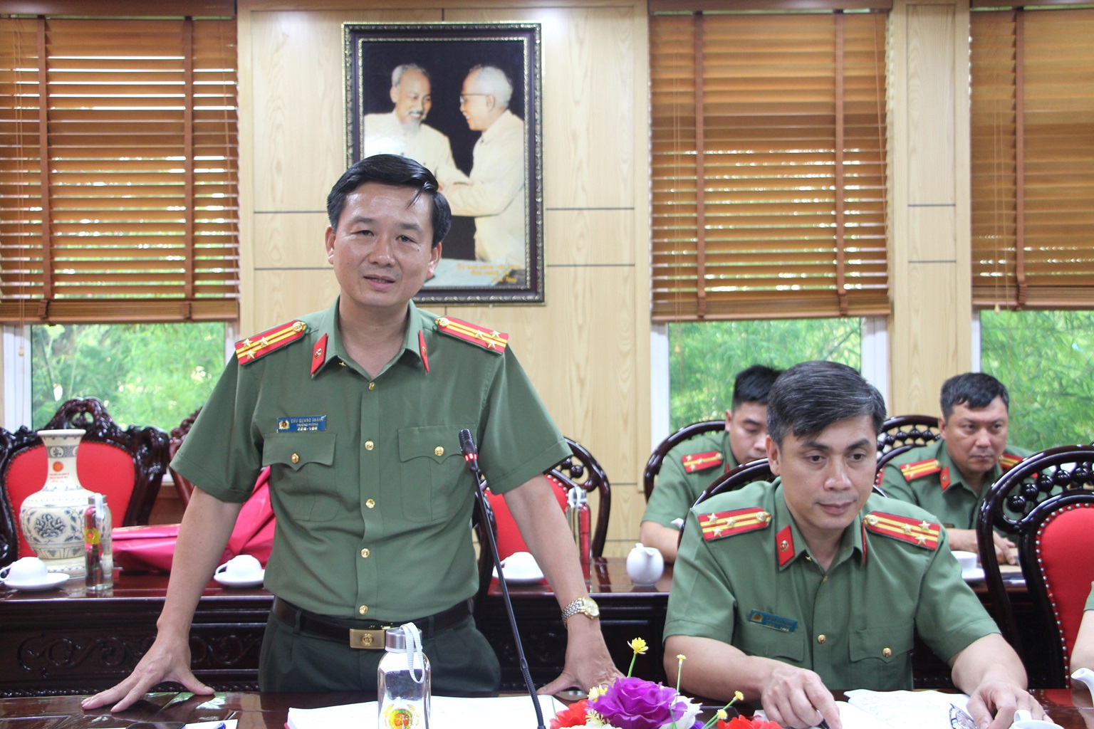 Đồng chí Thượng tá Chu Quang Thành, Phó Chủ nhiệm Thường trực UBKT Đảng ủy Công an tỉnh, Thủ trưởng Cơ quan UBKT Đảng ủy Công an tỉnh Nghệ An phát biểu tại buổi Tọa đàm