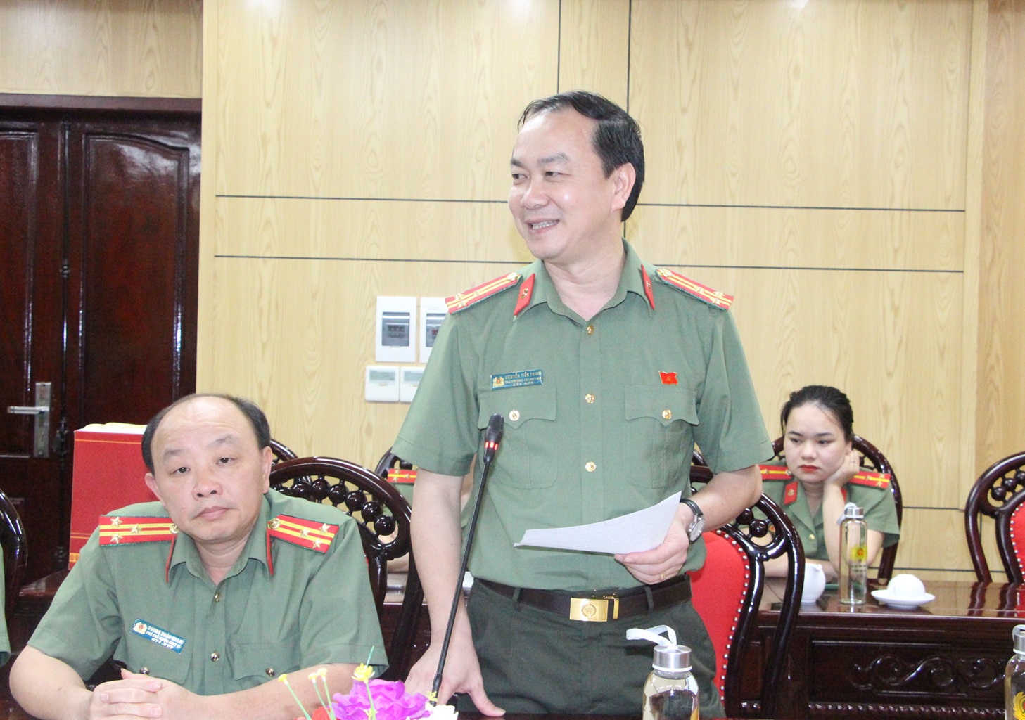 Đồng chí Thượng tá Nguyễn Tiến Trinh, Phó Chủ nhiệm Thường trực UBKT Đảng ủy Công an tỉnh, Thủ trưởng Cơ quan UBKT Đảng ủy Công an tỉnh Hà Tĩnh phát biểu tại buổi Tọa đàm