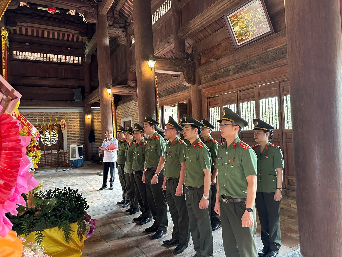 Lãnh đạo và cán bộ hai Cơ quan đã tổ chức dâng hương, dâng hoa tại Khu di tích lịch sử Quốc gia đặc biệt Kim Liên và Đền Chung Sơn - đền thờ gia tiên Chủ tịch Hồ Chí Minh