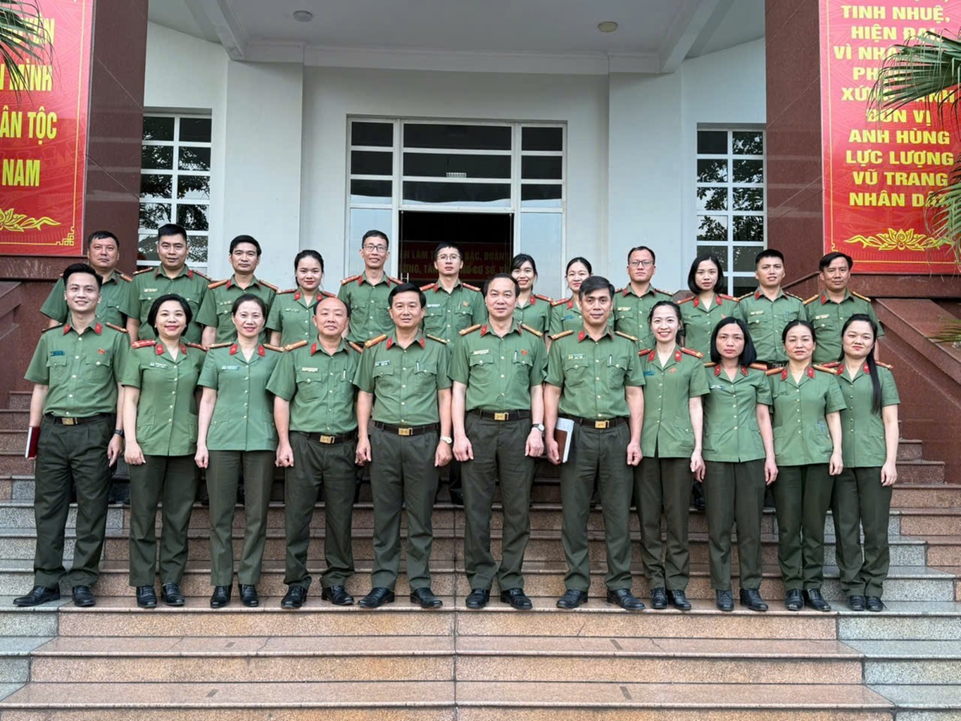 Hai đơn vị chụp ảnh lưu niệm