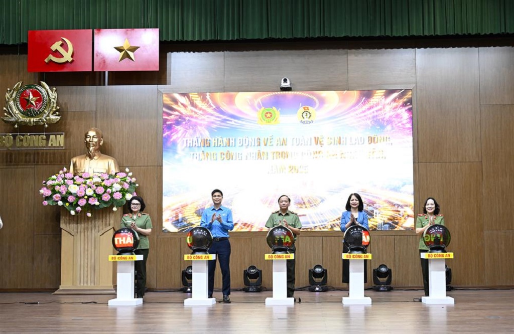 Các đại biểu thực hiện nghi thức phát động Tháng hành động về ATVSLĐ, Tháng Công nhân năm 2025.