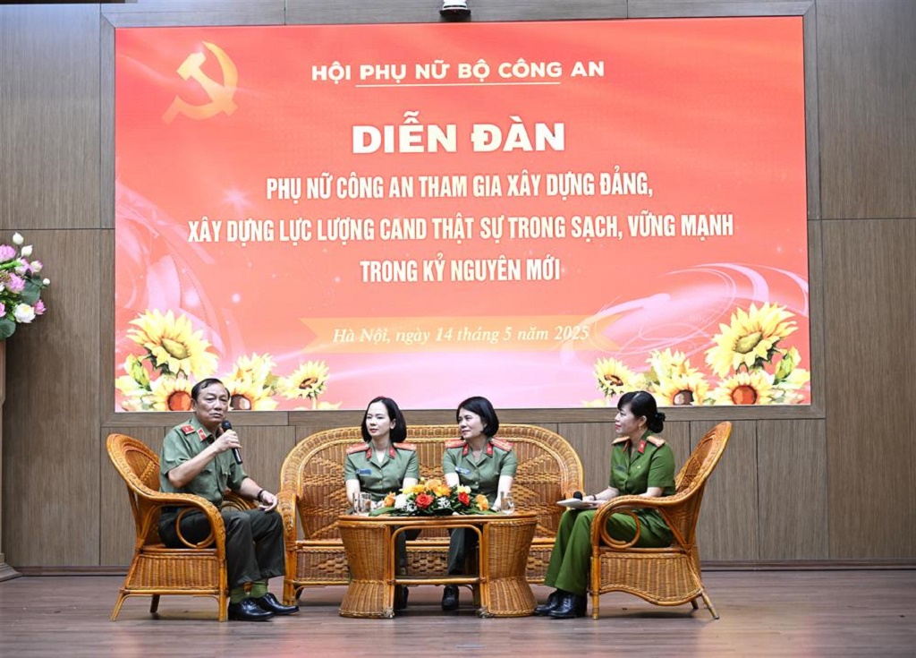 Các đại biểu thảo luận tại diễn đàn.