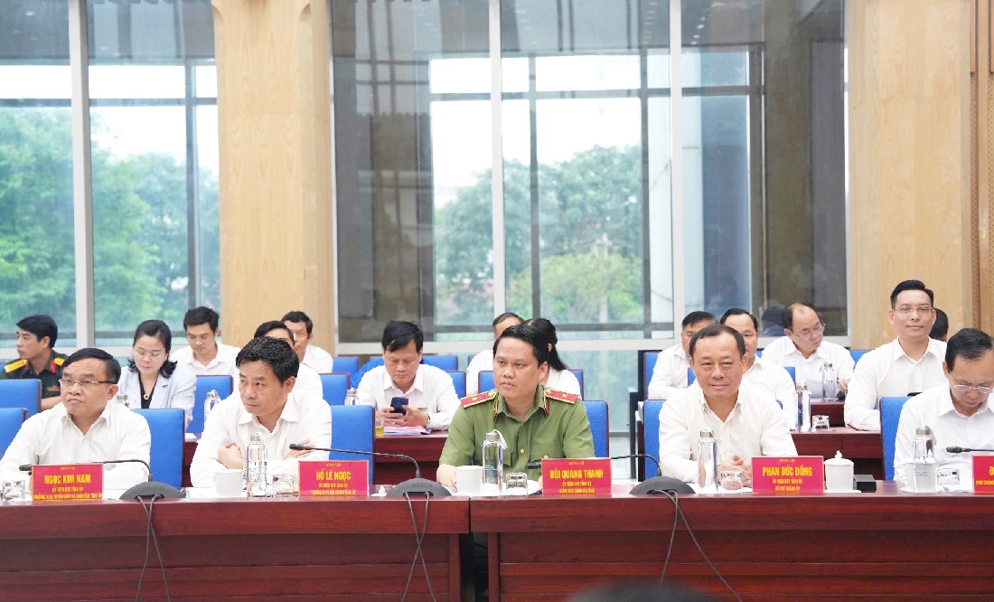 Các đồng chí lãnh đạo tỉnh Nghệ An tại buổi làm việc