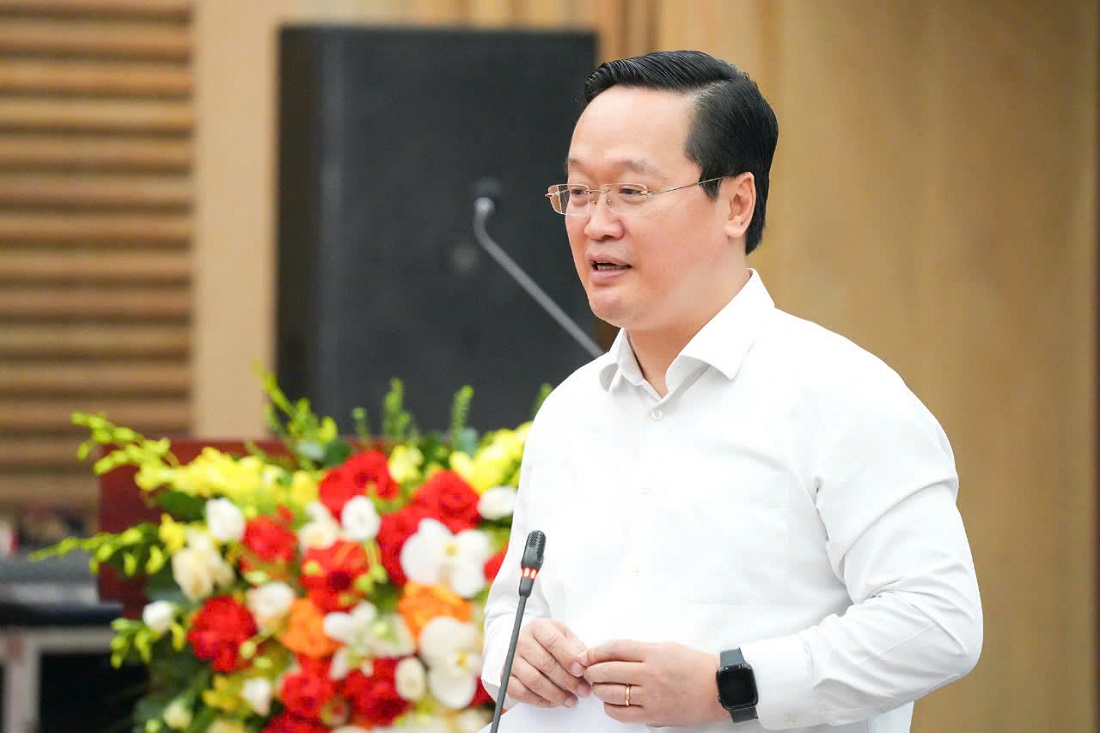 Đồng chí Nguyễn Đức Trung - Bí thư Tỉnh ủy Nghệ An báo cáo tình hình, kết quả thực hiện Nghị quyết Đại hội Đảng toàn quốc lần thứ XIII, Nghị quyết Đại hội Đảng bộ tỉnh lần thứ XIX và một số nhiệm vụ trọng tâm năm 2025