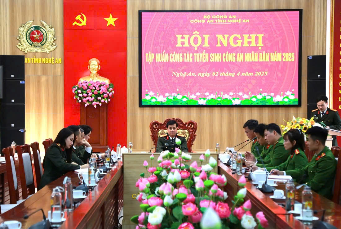 Cán bộ, chiến sĩ Công an Nghệ An tham gia tập huấn trực tiếp và trực tuyến công tác tuyển sinh CAND