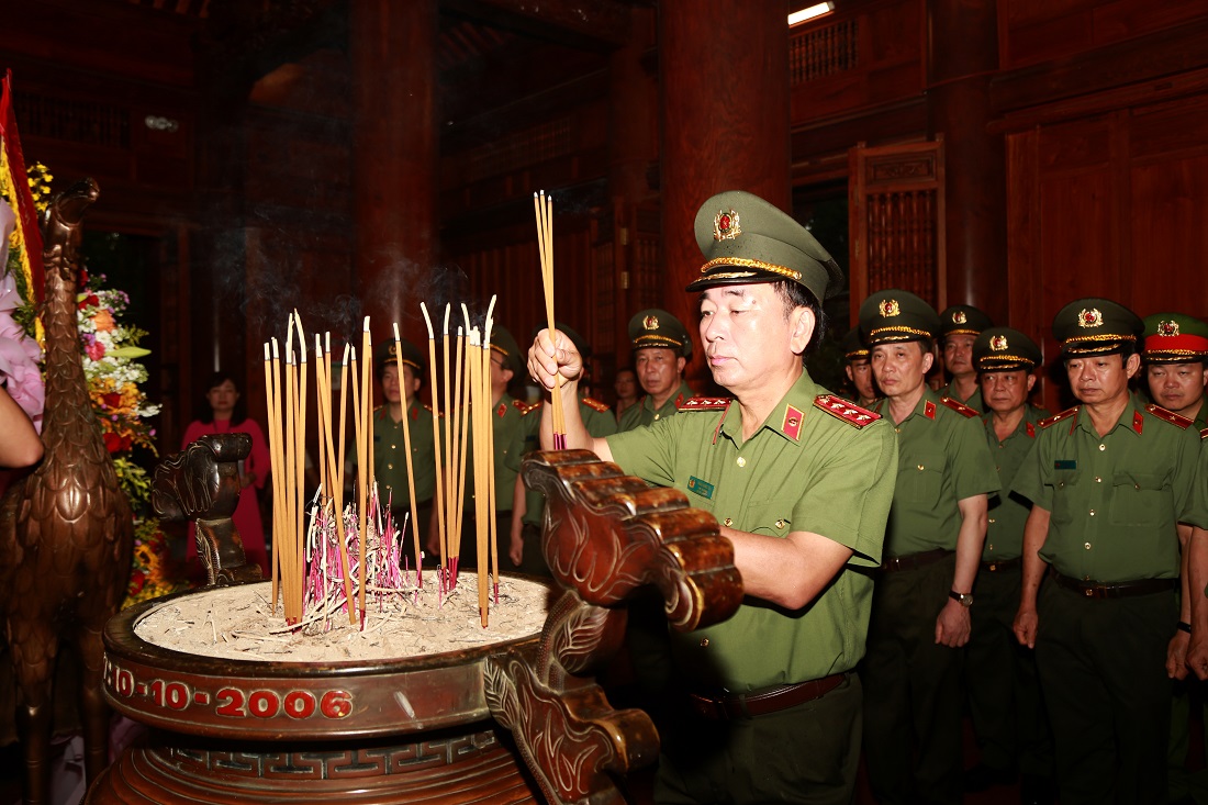 Đồng chí Thượng tướng Trần Quốc Tỏ, Ủy viên Trung ương Đảng, Phó Bí thư Đảng ủy Công an Trung ương, Thứ trưởng Bộ Công an dâng hương lên anh linh Chủ tịch Hồ Chí Minh tại Khu Di tích Quốc gia đặc biệt Kim Liên, huyện Nam Đàn