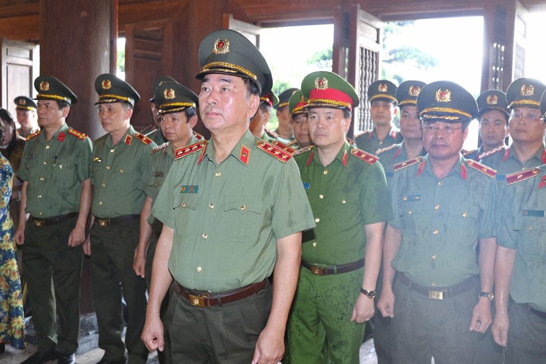 Đồng chí Thượng tướng Trần Quốc Tỏ, Ủy viên Trung ương Đảng, Phó Bí thư Đảng ủy Công an Trung ương, Thứ trưởng Bộ Công an cùng Đoàn đại biểu dâng hương tại Đền Chung Sơn - Đền thờ gia tiên Chủ tịch Hồ Chí Minh