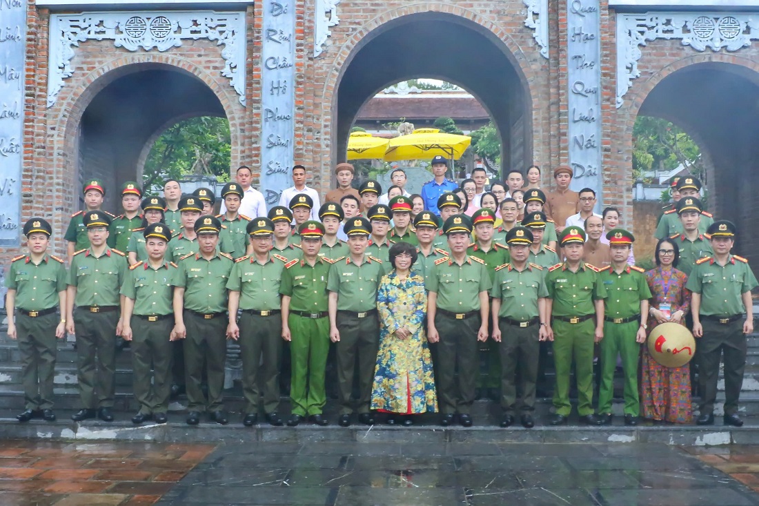 Đoàn đại biểu chụp ảnh lưu niệm tại Đền Chung Sơn