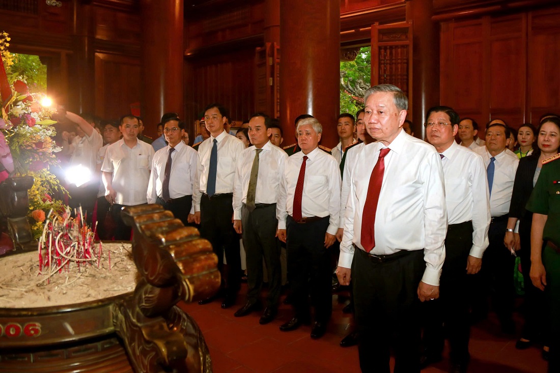 Đồng chí Tổng Bí thư Tô Lâm cùng đoàn đại biểu làm lễ dâng hoa, dâng hương tưởng niệm Chủ tịch Hồ Chí Minh