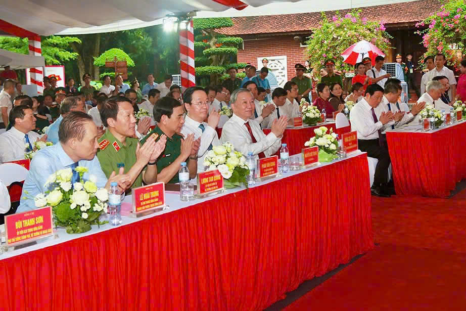 Đồng chí Tổng Bí thư Tô Lâm dự Lễ trao tặng tác phẩm điêu khắc ánh sáng “Việt Nam - những trang sử vàng”