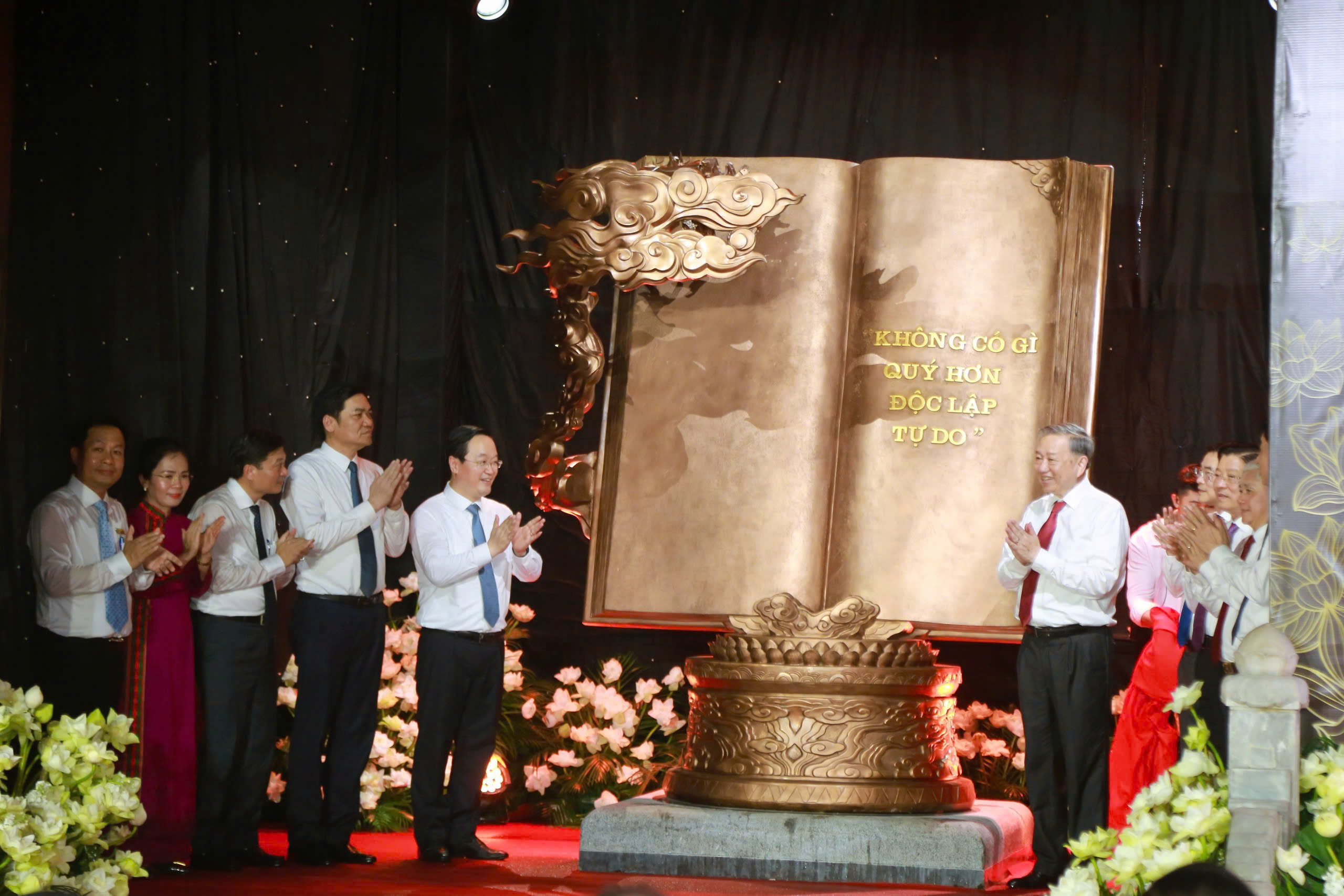 Đồng chí Tổng Bí thư Tô Lâm trao tặng tác phẩm điêu khắc 