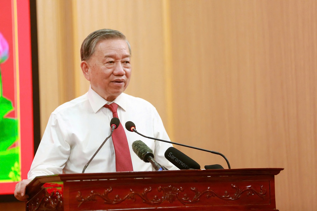 Đồng chí Tổng Bí thư Tô Lâm trò chuyện với người dân xã Kim Liên và cán bộ, viên chức, người lao động Khu Di tích Quốc gia đặc biệt Kim Liên