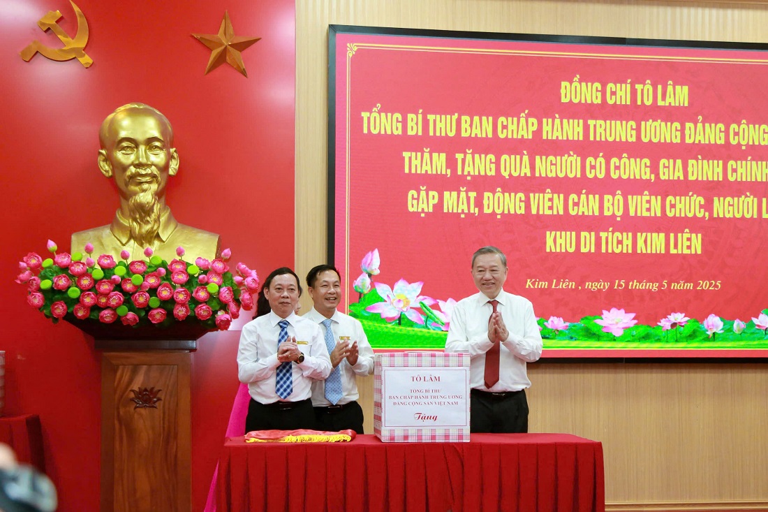 Đồng chí Tổng Bí thư Tô Lâm tặng quà đến Ban Quản lý Khu Di tích Quốc gia đặc biệt Kim Liên