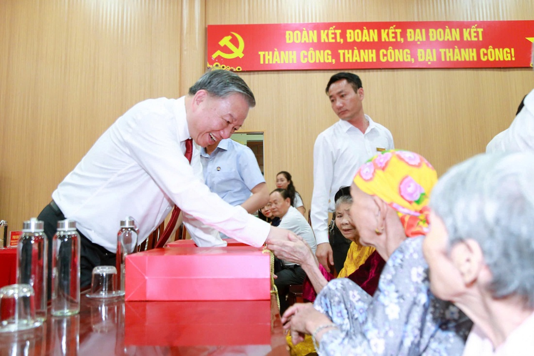 Đồng chí Tổng Bí thư Tô Lâm tặng quà người có công, gia đình chính sách