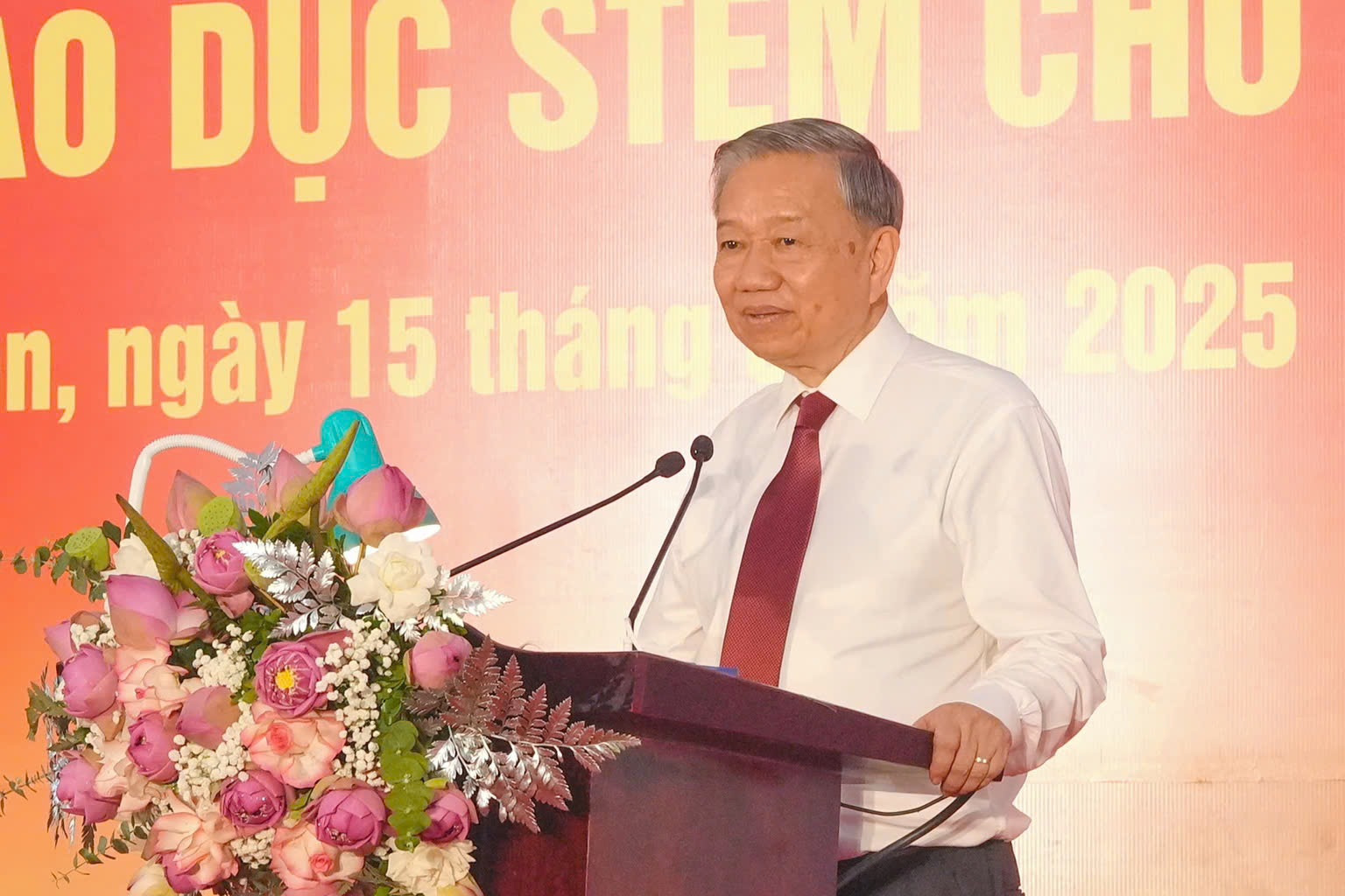 Đồng chí Tổng Bí thư Tô Lâm biểu dương, khen ngợi, vui mừng trước những thành tích mà nhà trường đã đạt được trong thời gian qua