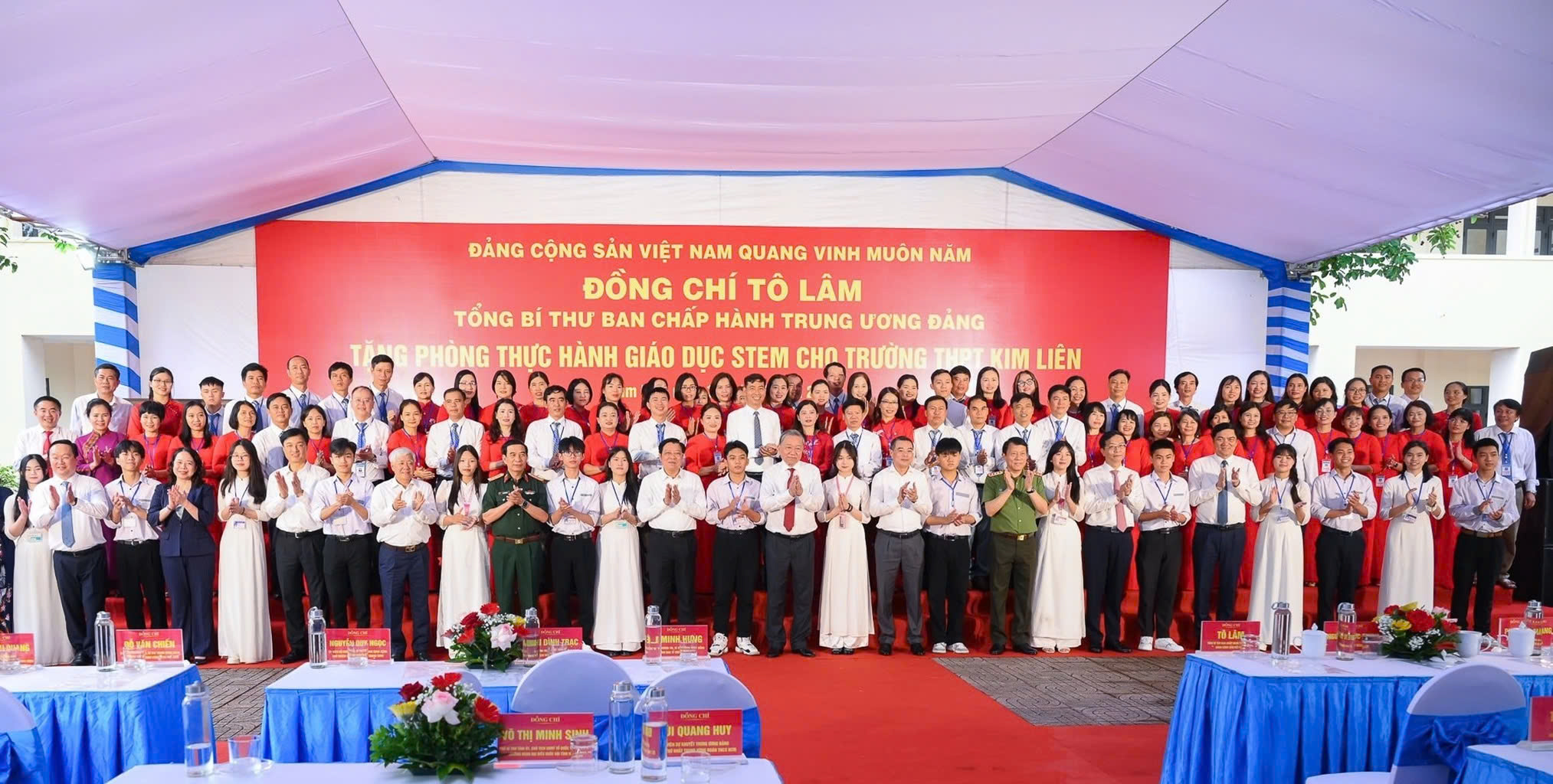 Đồng chí Tổng Bí thư Tô Lâm cùng đoàn công tác Trung ương, tỉnh Nghệ An chụp ảnh lưu niệm cùng với thầy giáo, cô giáo, học sinh Trường THPT Kim Liên