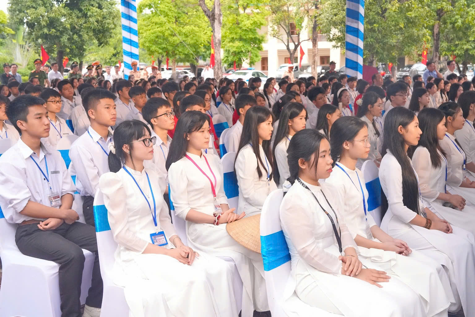 Các em học sinh Trường THPT Kim Liên tham dự chương trình