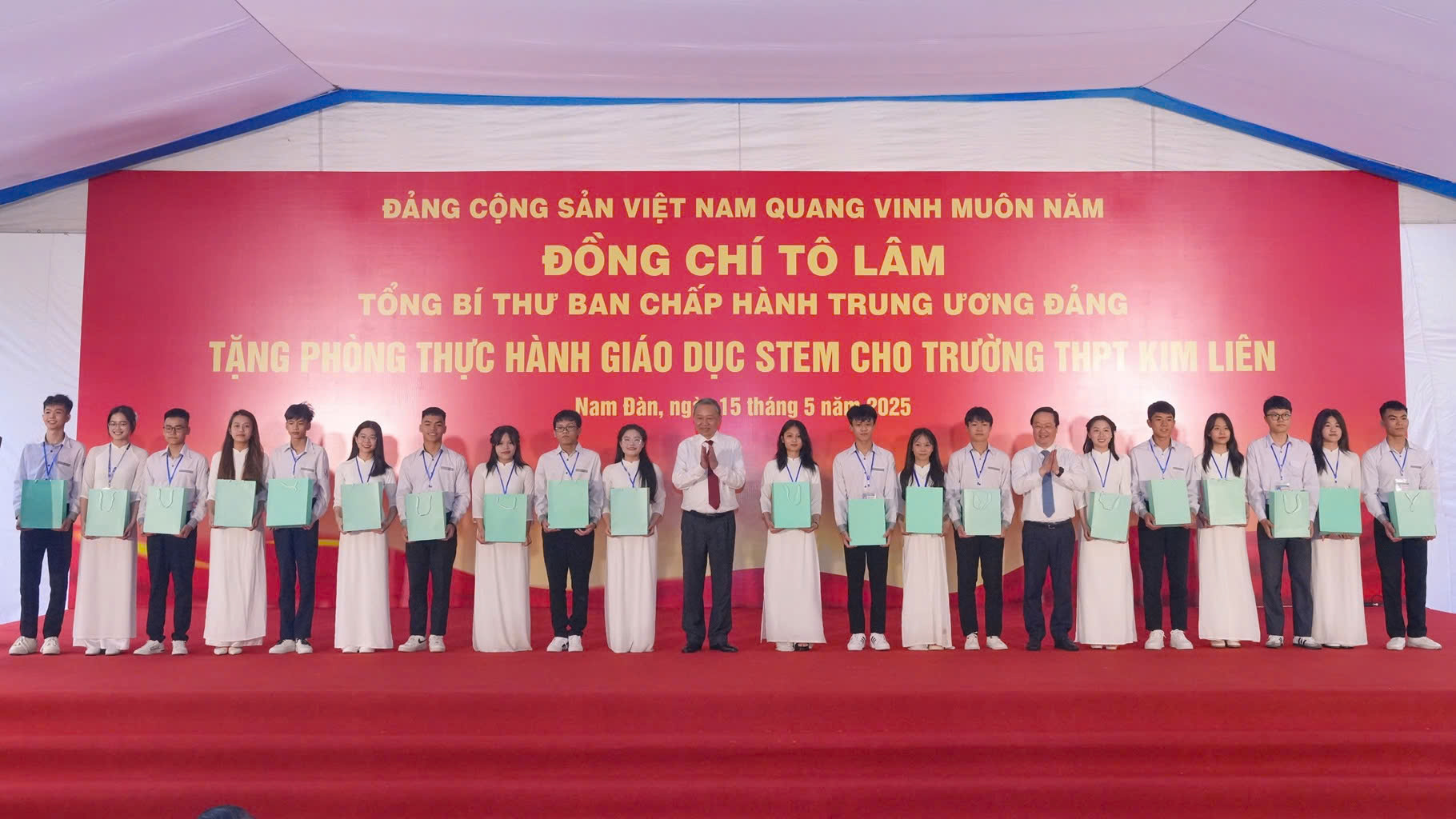 Đồng chí Tổng Bí thư Tô Lâm tặng quà cho 100 học sinh tiêu biểu của trường