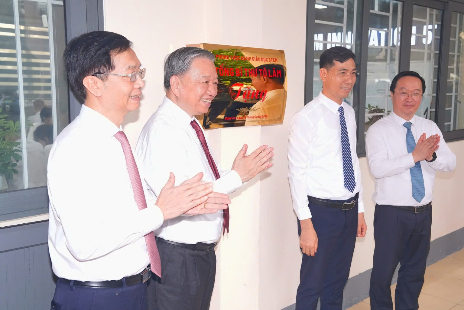 Tổng Bí thư Tô Lâm tặng phòng học STEM cho Trường THPT Kim Liên, huyện Nam Đàn